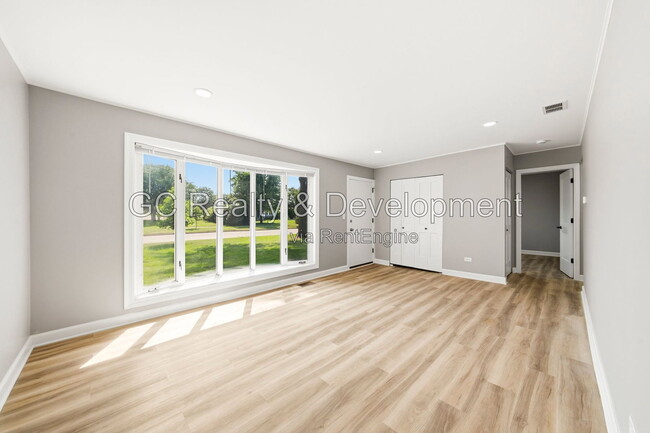 Building Photo - 2804 School Dr