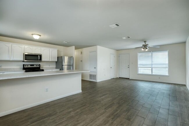 Building Photo - 640 Fallen Oak Dr