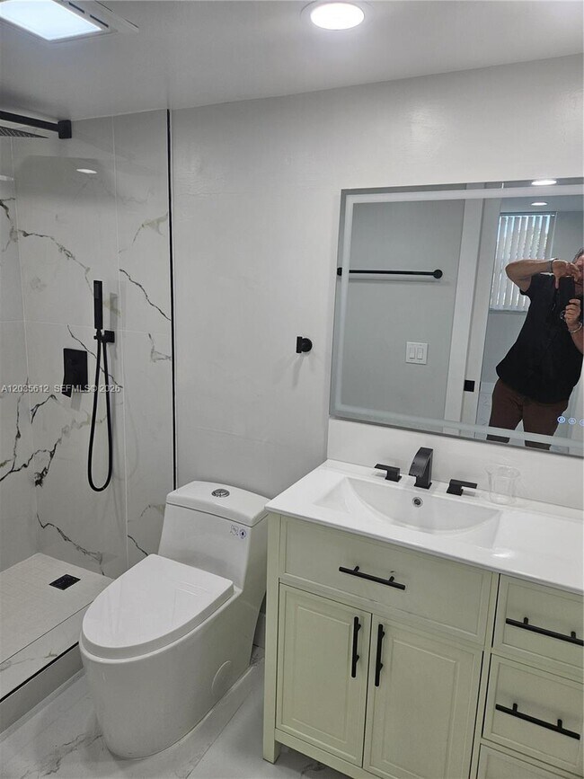 Foto del edificio - 700 S Hollybrook Dr