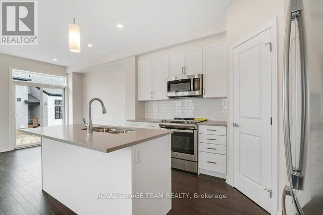 Building Photo - 108 Wabikon Cres