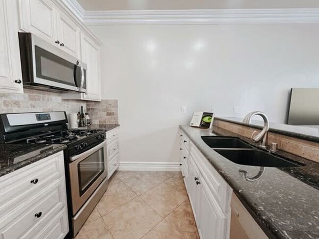 Building Photo - Gorgeous 1 Bed / 1 Bath with Large Private Patio in Carlsbad Village!