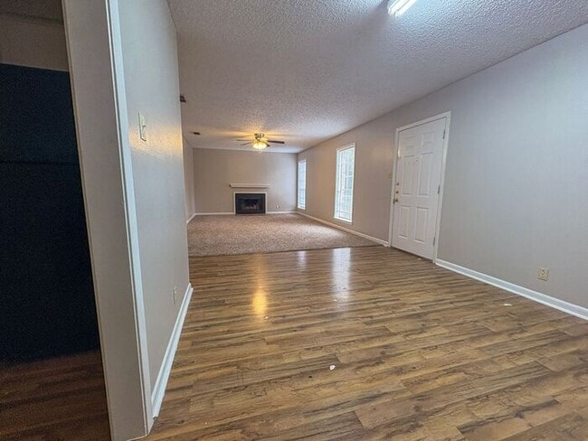 Building Photo - 3 Bedroom 2 Bath *Upstairs* Apartment in S...