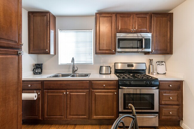 Kitchen - 5249 Satsuma Ave