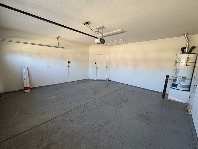 Building Photo - NW Visalia home with Solar Available Now!