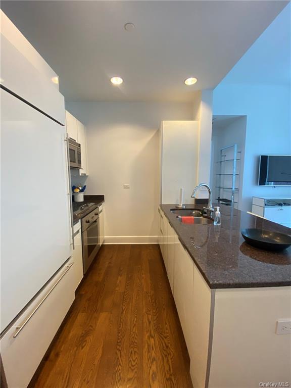 Building Photo - 250 E 49th St