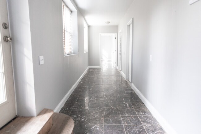 Building Photo - 430 Bunkerhill Dr