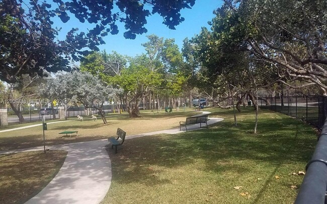 Foto del edificio - 7920 Harding Ave