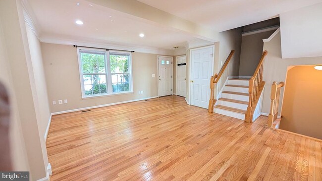 Building Photo - 211 Shirley Square SE