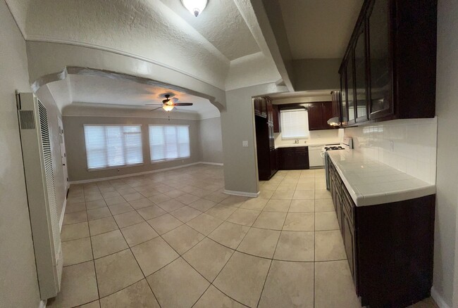 Foto del edificio - LARGE UPSTAIRS 2 BEDROOM 1 BATH, BUILDING ...