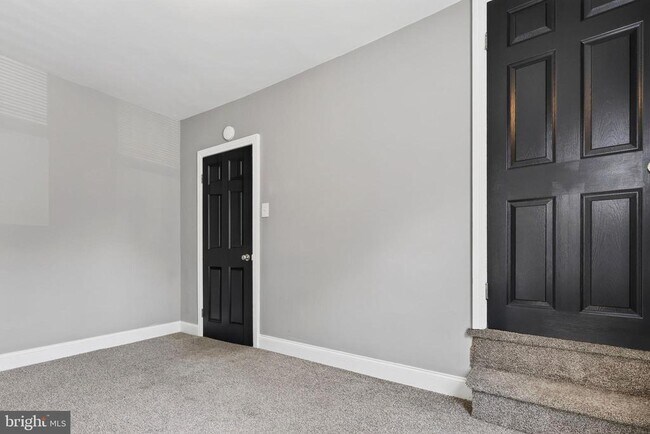 Building Photo - 603 Maple St