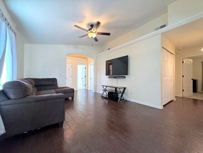 Foto del edificio - East El Paso 4 bed Refrig A/C close to Park!