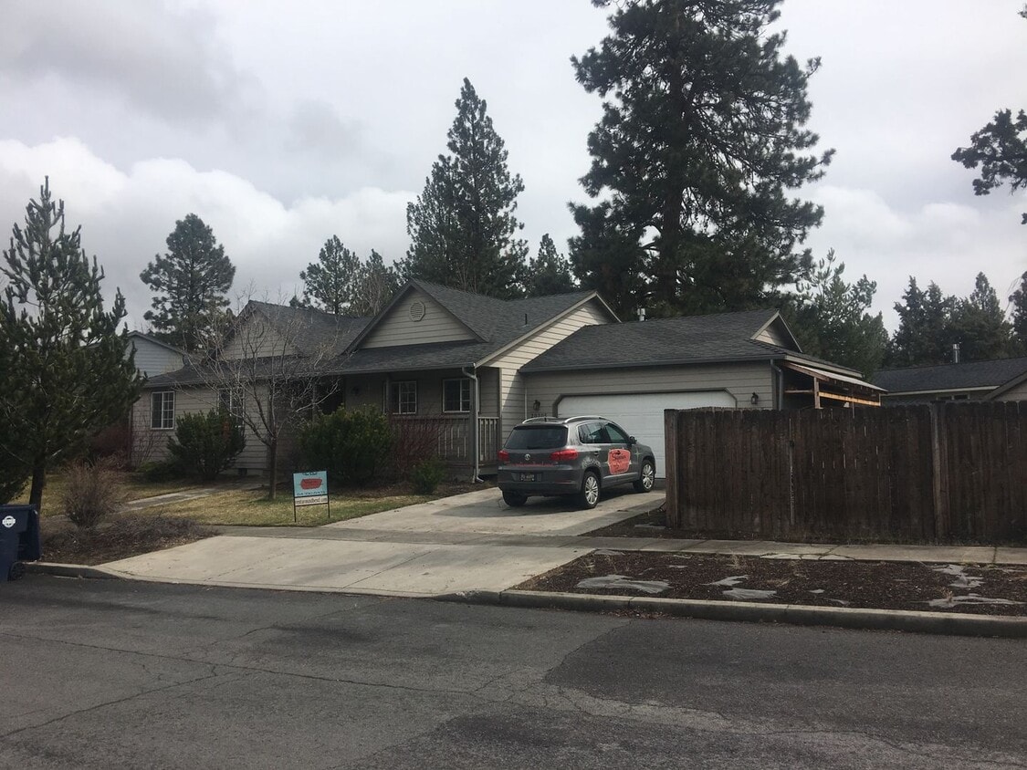 Primary Photo - Ranch style home close to river & trails, ...