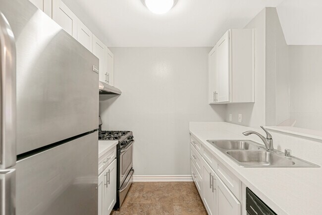 Building Photo - 1611 S Bundy Dr