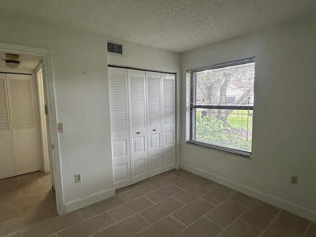 Foto del edificio - 208 Lake Pointe Dr