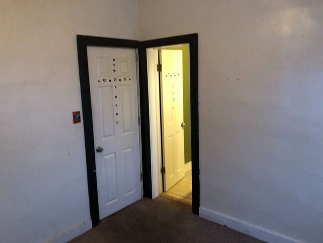 Building Photo - Cozy 3 Bed, 1 Bath with large master bedroom