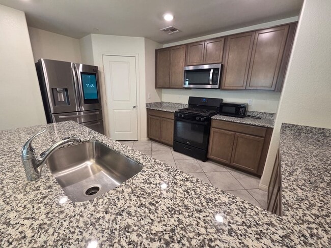 Building Photo - Modern 4 Bedroom, 3 Bathroom Home with Lof...