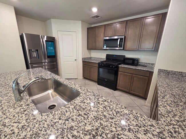 Foto del edificio - Modern 4 Bedroom, 3 Bathroom Home with Lof...