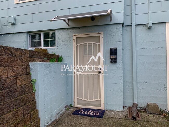 Foto del edificio - Lower Studio Unit with Garage & Office in ...