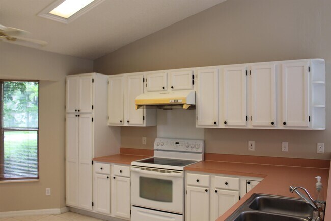 Building Photo - 625 Nautical Way