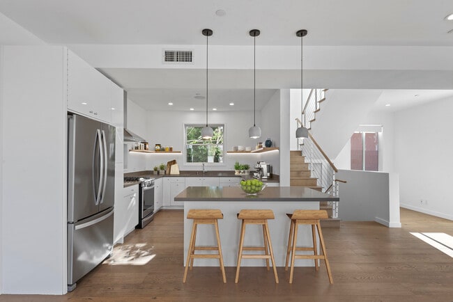 Building Photo - 1662 Lucile Ave