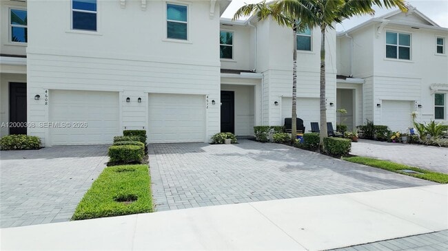 Building Photo - 4612 Hollister Ave