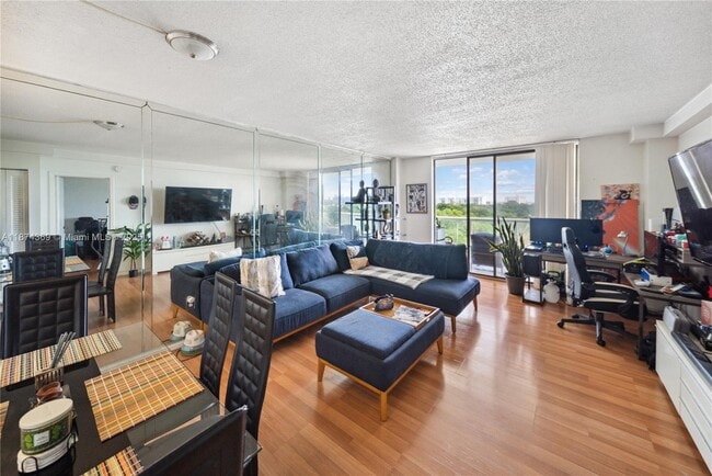 Foto del edificio - 13499 Biscayne Blvd