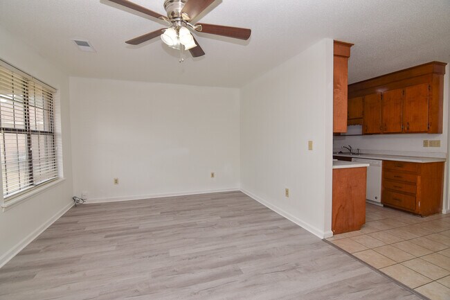 Foto del edificio - 115 Ashwood Ct