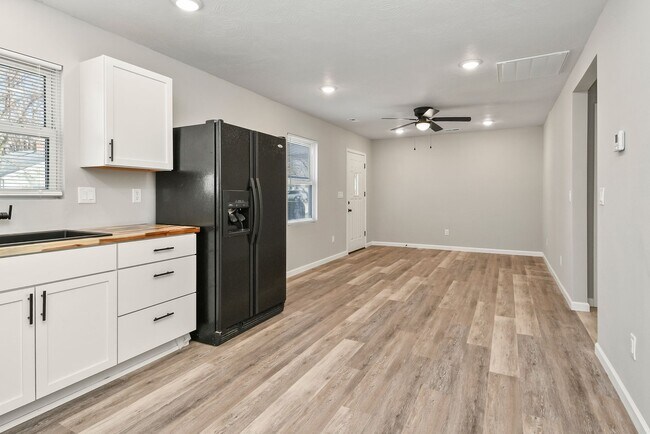 Foto del edificio - Springfield 4 Bed Rental | Fully Remodeled | Corner Lot