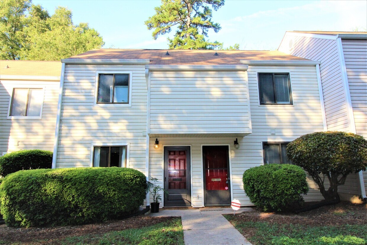 Foto principal - 2 Bedroom Townhome in Cotswold!