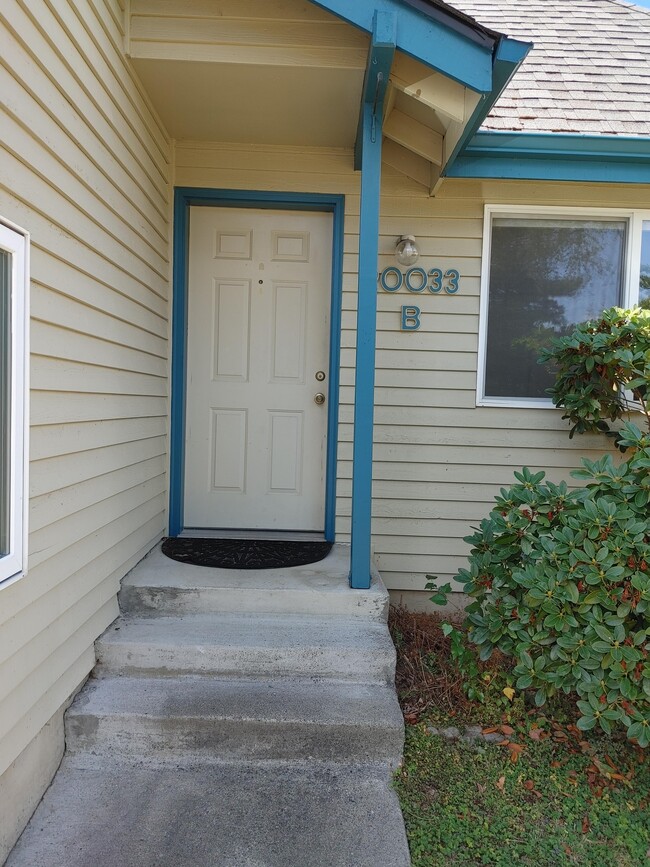 Escalón de puerta delantera - 20033 1st Ave NE