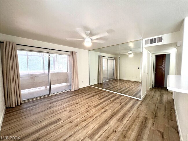 Foto del edificio - 3425 E Russell Rd