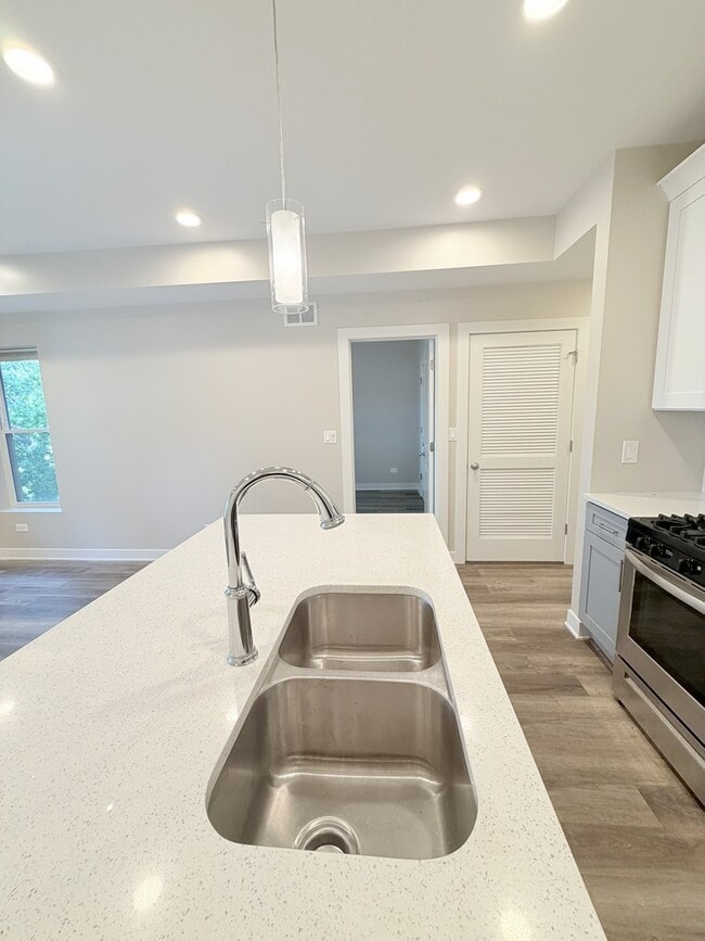 Building Photo - 3607 W Ainslie St