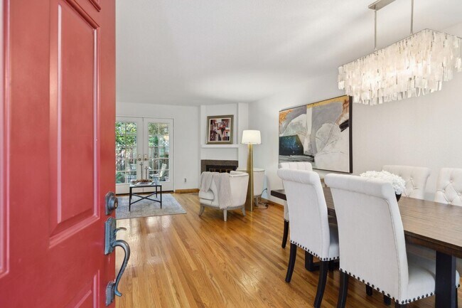 Foto del edificio - Delightful 3/3bth End-Unit Townhouse in Ce...