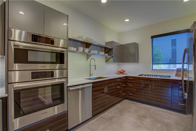 Foto del edificio - 807 NW 9th St