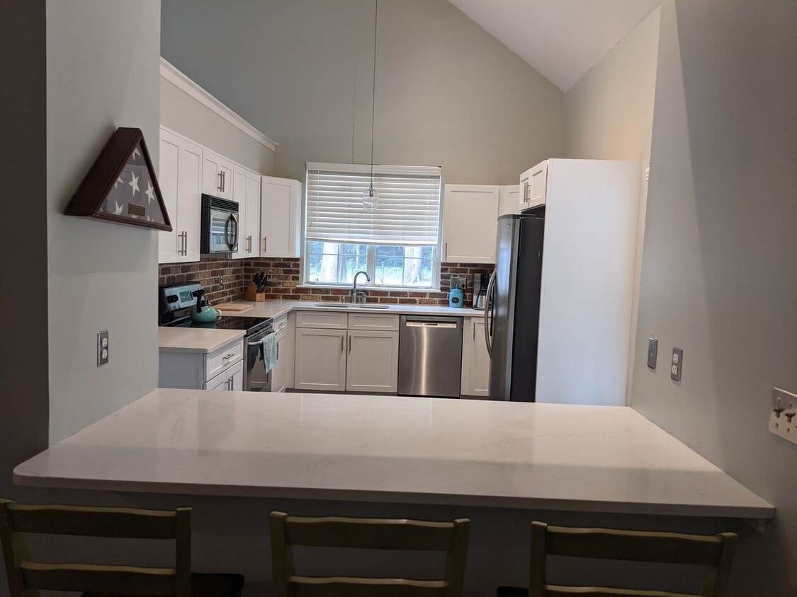 Foto principal - 3 bed 2.5 bath, Walk to Blakeney