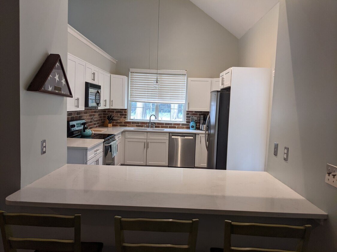 Primary Photo - 3 bed 2.5 bath, Walk to Blakeney