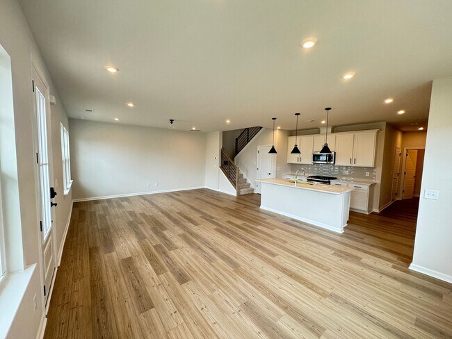 Foto del edificio - Built in 2024 End Unit with very convenien...