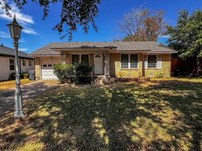 Building Photo - 2629 Maverick Ave