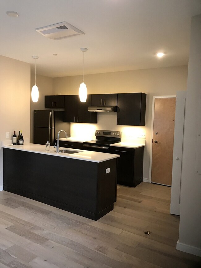 Building Photo - Gorgeous 1 Bedroom In Portland's West End
