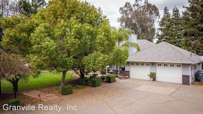 Building Photo - 4 br, 2.5 bath House - 2743 Nees