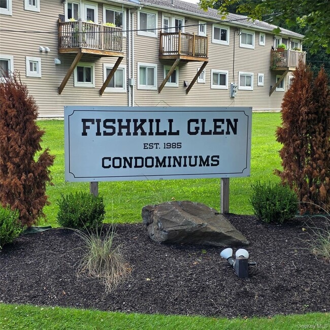 Building Photo - 3 Fishkill Glen Dr