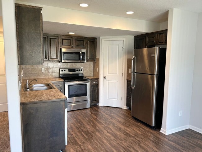 Building Photo - 3 Bed | 2.5 Bath | 2 Car Garage Townhome in Grain Valley