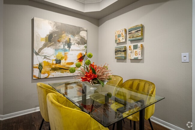 2BR, 2BA - 1,025SF - The Phoenician
