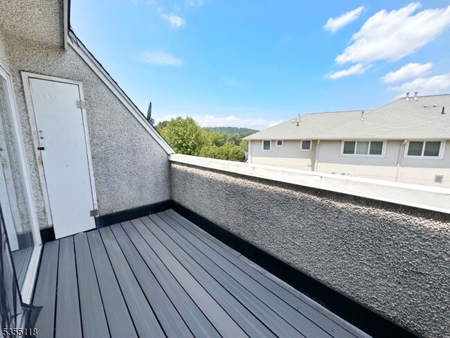 Foto del edificio - 466 Pompton Ave