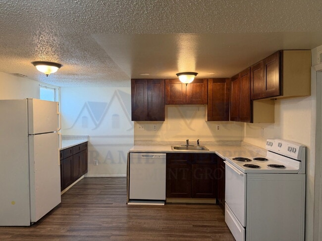 Building Photo - Charming 2 Bedroom