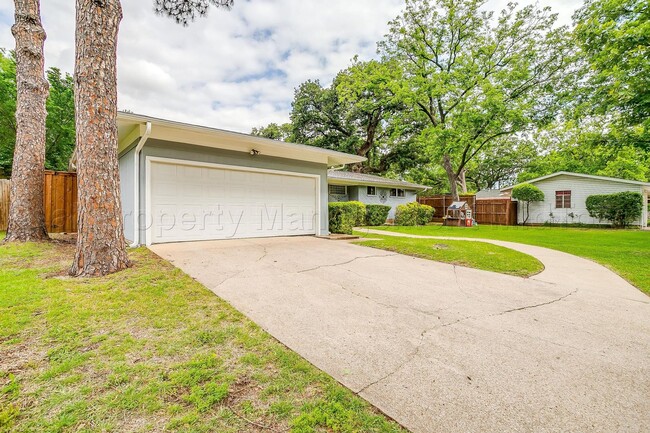 Building Photo - "Ultimate Backyard Oasis in a Lovely Quiet...