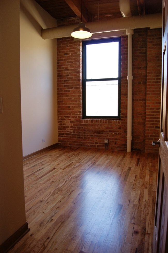 Foto del edificio - 216 N May St