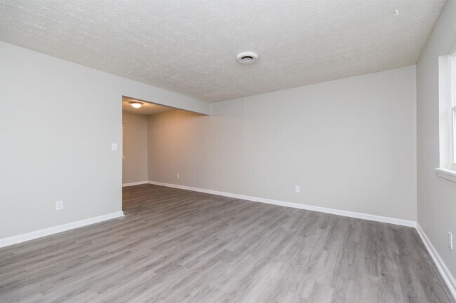 Building Photo - 1512 Shelburn Ct