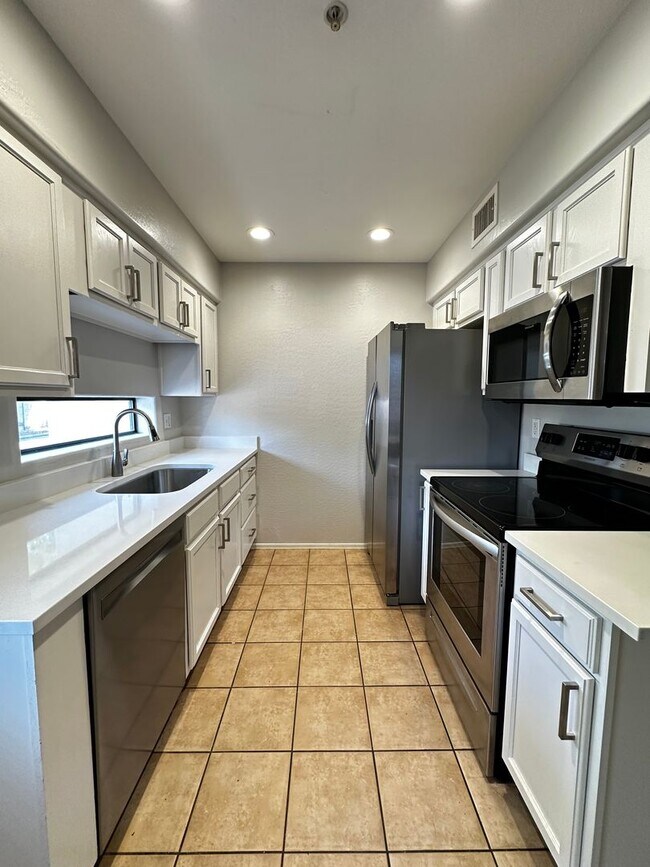 Foto del edificio - Great 2 Bedroom 2 Bathroom Gated Condo W C...