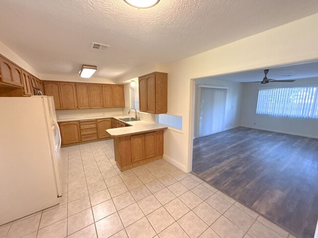 Building Photo - 3 Bedroom, 2.5 Bath House